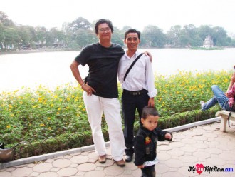 Bác Văn Trường Chinh(con ông Văn Đình Tự) và Văn Qúy Minh Tuấn chụp tại Hà Nội